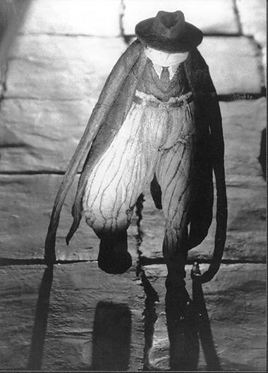 El hombre de los brazos caídos