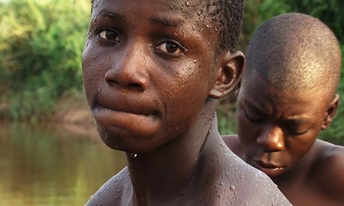 Los niños de Inkisi (El río de la felicidad)