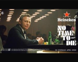 Daniel Craig vs James Bond (C)