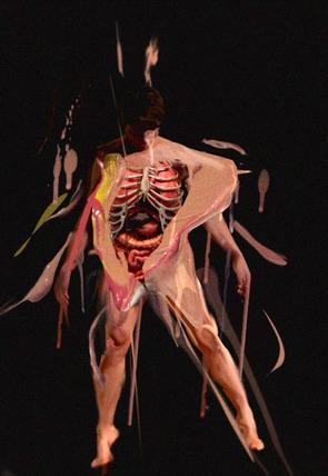 Debajo del cartílago de las costillas (C)