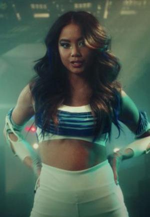 Ylona Garcia: Entertain Me (Vídeo musical)